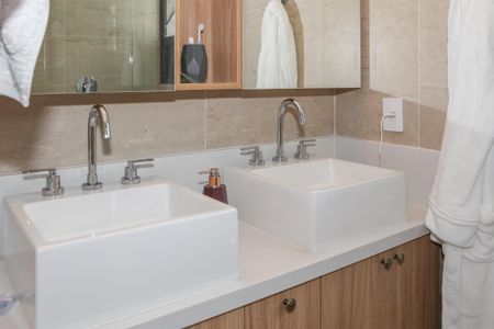 Apartamento à venda com 131m², 3 quartos e 1 vaga Apartamento à venda com 131m², 3 quartos e 1 vagaBanheiro da Suíte