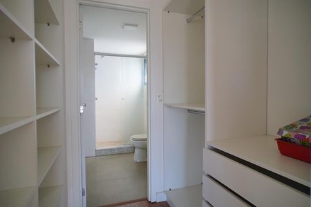 Closet  de kitnet/studio para alugar com 1 quarto, 47m² em Floresta, Porto Alegre