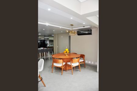 Apartamento para alugar com 130m², 4 quartos e 2 vagas Apartamento para alugar com 130m², 4 quartos e 2 vagasDetalhe - Sala e Sala de Jantar interligada com a Varanda