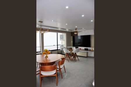 Apartamento para alugar com 130m², 4 quartos e 2 vagas Apartamento para alugar com 130m², 4 quartos e 2 vagasDetalhe - Sala e Sala de Jantar interligada com a Varanda