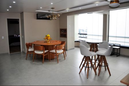 Apartamento para alugar com 130m², 4 quartos e 2 vagas Apartamento para alugar com 130m², 4 quartos e 2 vagasDetalhe - Sala e Sala de Jantar interligada com a Varanda