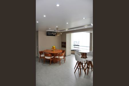 Apartamento para alugar com 130m², 4 quartos e 2 vagas Apartamento para alugar com 130m², 4 quartos e 2 vagasDetalhe - Sala e Sala de Jantar interligada com a Varanda