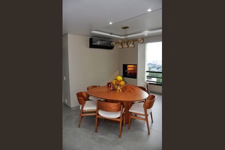 Apartamento para alugar com 130m², 4 quartos e 2 vagas Apartamento para alugar com 130m², 4 quartos e 2 vagasDetalhe - Sala e Sala de Jantar interligada com a Varanda