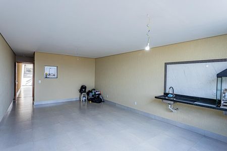 Casa à venda com 150m², 3 quartos e 3 vagas Casa à venda com 150m², 3 quartos e 3 vagasSala e churrasqueira