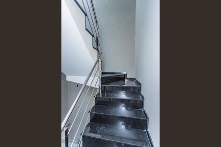 Casa à venda com 150m², 3 quartos e 3 vagas Casa à venda com 150m², 3 quartos e 3 vagasEscada