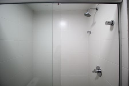 Banheiro de kitnet/studio para alugar com 1 quarto, 55m² em São João, Porto Alegre