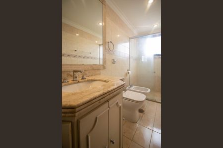 Apartamento à venda com 245m², 3 quartos e 5 vagasBanheiro da Suíte 2