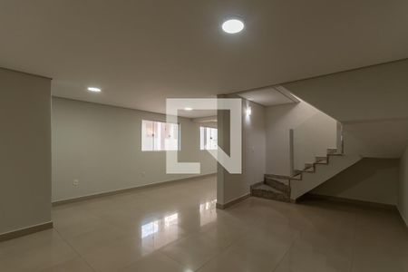 Casa para alugar com 4 quartos, 210m² em Alípio de Melo, Belo Horizonte