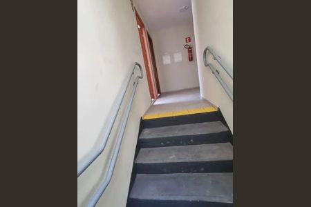 Apartamento para alugar com 60m², 2 quartos e sem vaga Apartamento para alugar com 60m², 2 quartos e sem vagaEscada