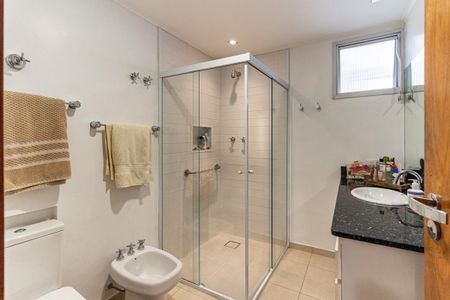 Apartamento à venda com 154m², 2 quartos e 2 vagas Apartamento à venda com 154m², 2 quartos e 2 vagasBanheiro da Suíte