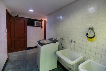 Casa de condomínio à venda com 838m², 4 quartos e 5 vagasÁrea de Serviço