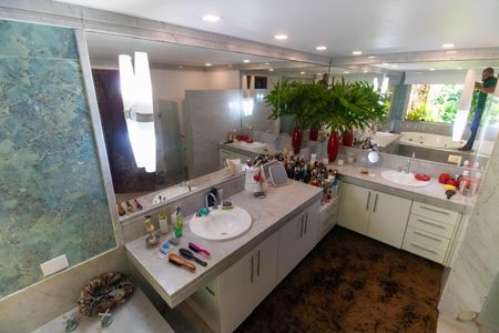 Casa de condomínio à venda com 838m², 4 quartos e 5 vagasBanheiro da Suíte 2