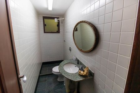 Casa de condomínio à venda com 838m², 4 quartos e 5 vagasBanheiro de serviço