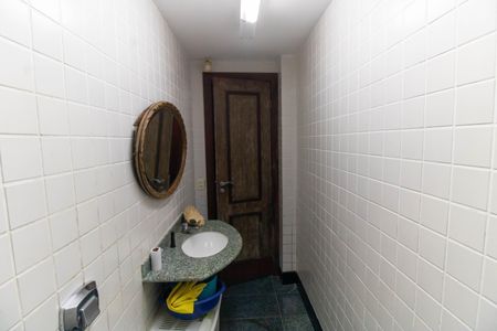 Casa de condomínio à venda com 838m², 4 quartos e 5 vagasBanheiro de serviço