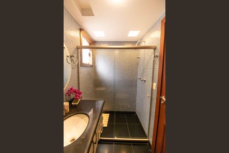 Casa de condomínio à venda com 838m², 4 quartos e 5 vagasBanheiro da Suíte 4