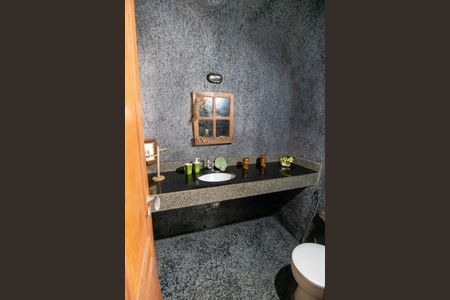 Casa de condomínio à venda com 838m², 4 quartos e 5 vagasLavabo