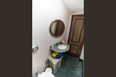 Casa de condomínio à venda com 838m², 4 quartos e 5 vagasBanheiro de serviço