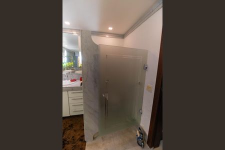 Casa de condomínio à venda com 838m², 4 quartos e 5 vagasBanheiro da Suíte 2