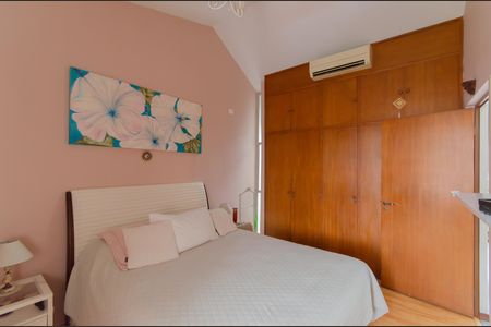 Casa à venda com 250m², 3 quartos e 3 vagas Casa à venda com 250m², 3 quartos e 3 vagasSuíte