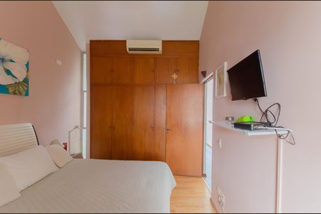 Casa à venda com 250m², 3 quartos e 3 vagas Casa à venda com 250m², 3 quartos e 3 vagasSuíte