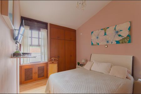 Casa à venda com 250m², 3 quartos e 3 vagas Casa à venda com 250m², 3 quartos e 3 vagasSuíte