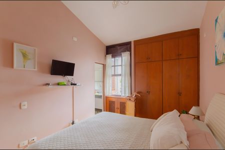 Casa à venda com 250m², 3 quartos e 3 vagas Casa à venda com 250m², 3 quartos e 3 vagasSuíte