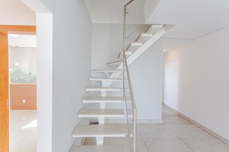 Apartamento para alugar com 130m², 3 quartos e 2 vagas Apartamento para alugar com 130m², 3 quartos e 2 vagasEscada de Acesso a Cobertura