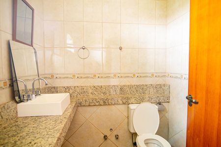 Casa de condomínio para alugar com 342m², 5 quartos e 5 vagasBanheiro