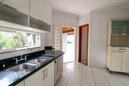 Casa de condomínio para alugar com 342m², 5 quartos e 5 vagascozinha