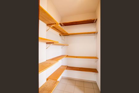 Casa de condomínio para alugar com 342m², 5 quartos e 5 vagasCloset da suíte 2