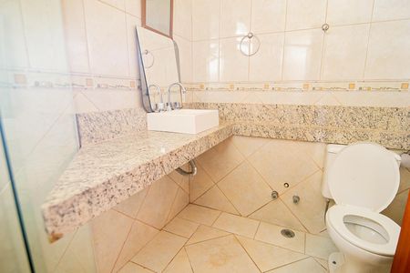 Casa de condomínio para alugar com 342m², 5 quartos e 5 vagasBanheiro