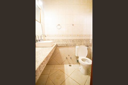 Casa de condomínio para alugar com 342m², 5 quartos e 5 vagasBanheiro