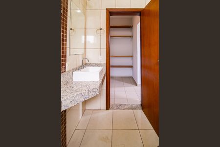 Casa de condomínio para alugar com 342m², 5 quartos e 5 vagasBanheiro da Suíte 2