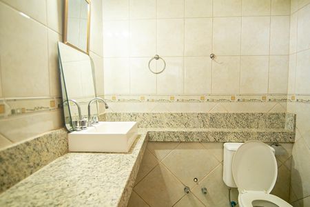 Casa de condomínio para alugar com 342m², 5 quartos e 5 vagasBanheiro