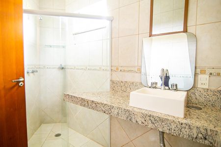 Casa de condomínio para alugar com 342m², 5 quartos e 5 vagasBanheiro