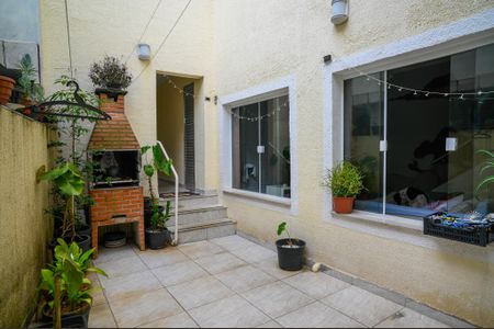 Casa à venda com 300m², 5 quartos e 2 vagas Casa à venda com 300m², 5 quartos e 2 vagasQuintal - Casa 1