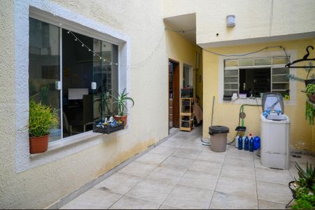 Casa à venda com 300m², 5 quartos e 2 vagas Casa à venda com 300m², 5 quartos e 2 vagasQuintal - Casa 1