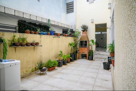 Casa à venda com 300m², 5 quartos e 2 vagas Casa à venda com 300m², 5 quartos e 2 vagasQuintal - Casa 01