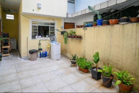 Casa à venda com 300m², 5 quartos e 2 vagas Casa à venda com 300m², 5 quartos e 2 vagasQuintal - Casa 1