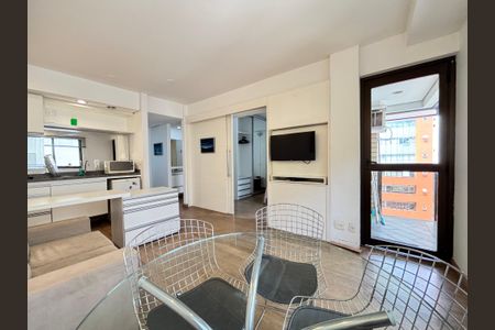 Sala/Cozinha de apartamento para alugar com 1 quarto, 40m² em Indianópolis, São Paulo