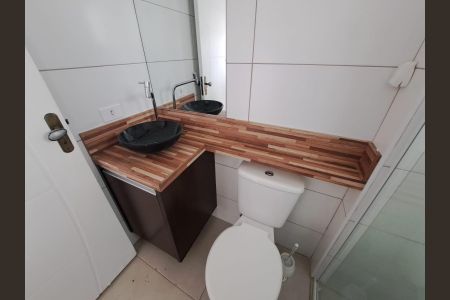 Banheiro de kitnet/studio para alugar com 2 quartos, 55m² em Novo Osasco, Osasco