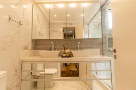 Apartamento para alugar com 164m², 3 quartos e 3 vagas Apartamento para alugar com 164m², 3 quartos e 3 vagasBanheiro da Suíte 2