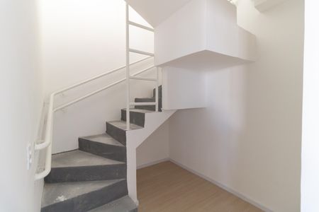 Apartamento à venda com 68m², 2 quartos e sem vaga Apartamento à venda com 68m², 2 quartos e sem vagaEscada