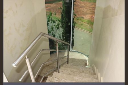 Casa de condomínio para alugar com 198m², 4 quartos e 2 vagasEscada