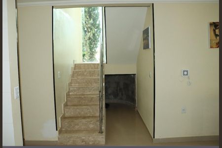 Casa de condomínio para alugar com 198m², 4 quartos e 2 vagasCorredor