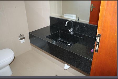 Casa de condomínio para alugar com 198m², 4 quartos e 2 vagasBanheiro