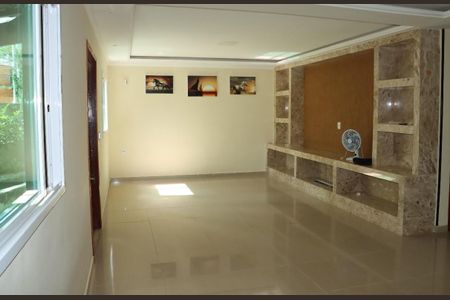 Casa de condomínio para alugar com 198m², 4 quartos e 2 vagasSala