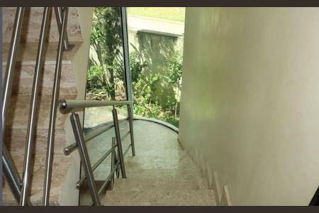 Casa de condomínio para alugar com 198m², 4 quartos e 2 vagasEscada