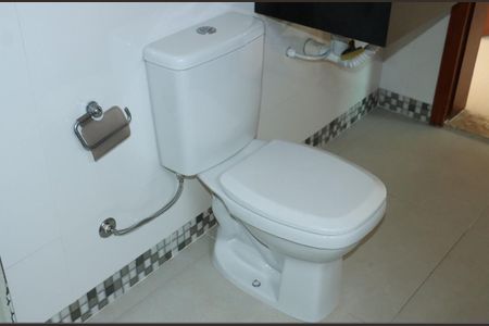 Casa de condomínio para alugar com 198m², 4 quartos e 2 vagasBanheiro