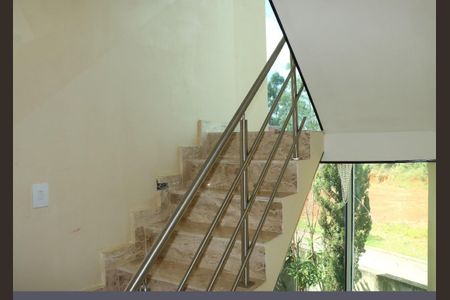 Casa de condomínio para alugar com 198m², 4 quartos e 2 vagasEscada